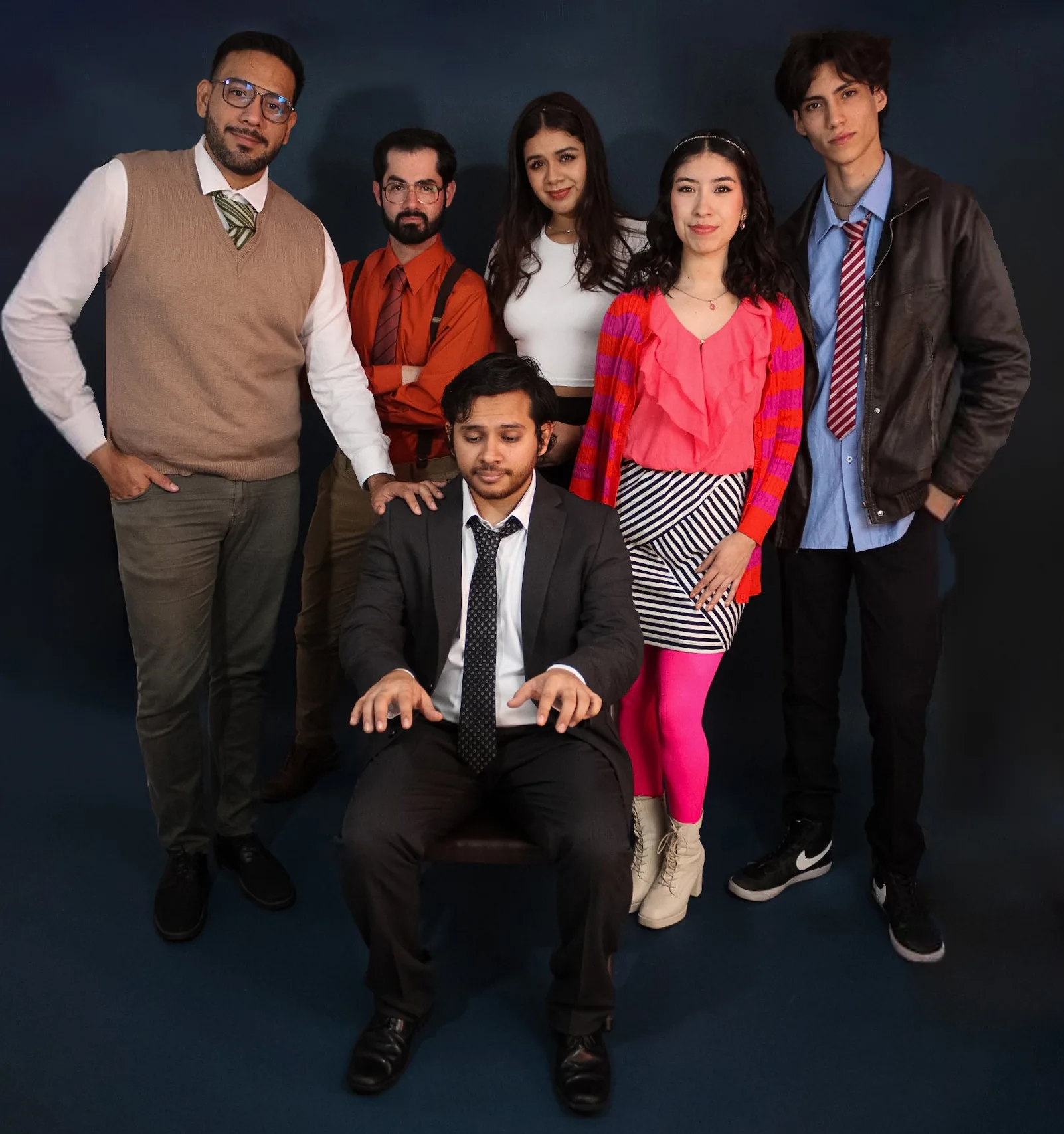 Elenco de Ecos de Apolo reunido para una fotografía de la compañía